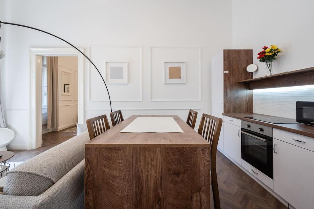 Stylish Apartment In The City Center, Budapest